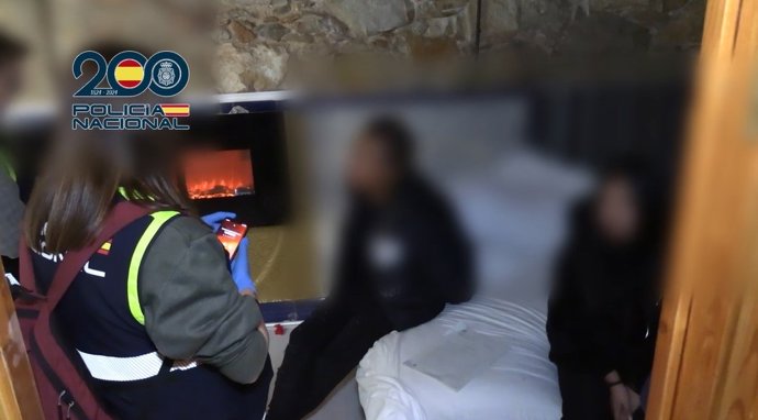 Archivo - Agentes de la Policía Nacional entablan conversación con dos víctimas de trata con fines de explotación sexual.