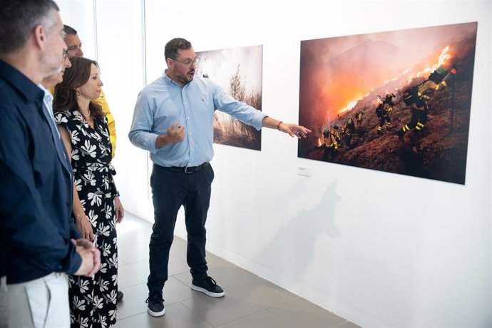 La Diputación de Málaga inaugura la exposición fotográfica ‘El corazón de la Brigada’ y presenta el libro homónimo sobre la labor de los bomberos forestales del Infoca