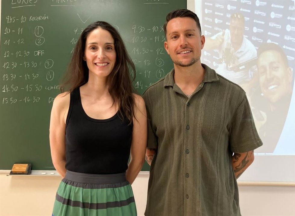 Laura Mier, responsable de la sede de Laredo de los Cursos de Verano de la UC, y Sergio García, formador de marketing digital