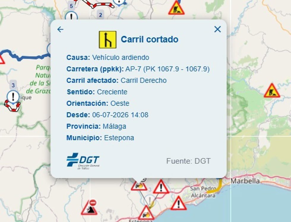 El incendio de un camión que transporta coches obliga a cortar parte de AP-7 en Estepona sentido Algeciras.