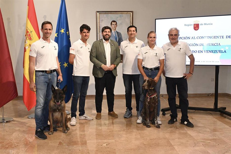 López Miras recibe a los integrantes murcianos del dispositivo español desplegado en Venezuela