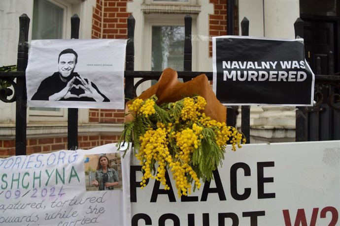 Archivo - Homenajes en memoria de Alexéi Navalni frente a la Embajada de Rusia en Londres.  