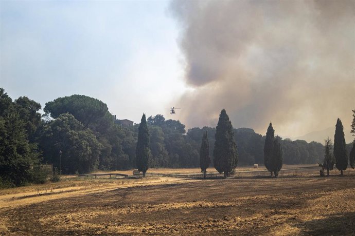 Vista del incendio de La Bisbal d'Empordà, a 4 de julio de 2026, en Cruïlles-Sant Sadurní de l'Heura, Girona, Cataluña (España). 