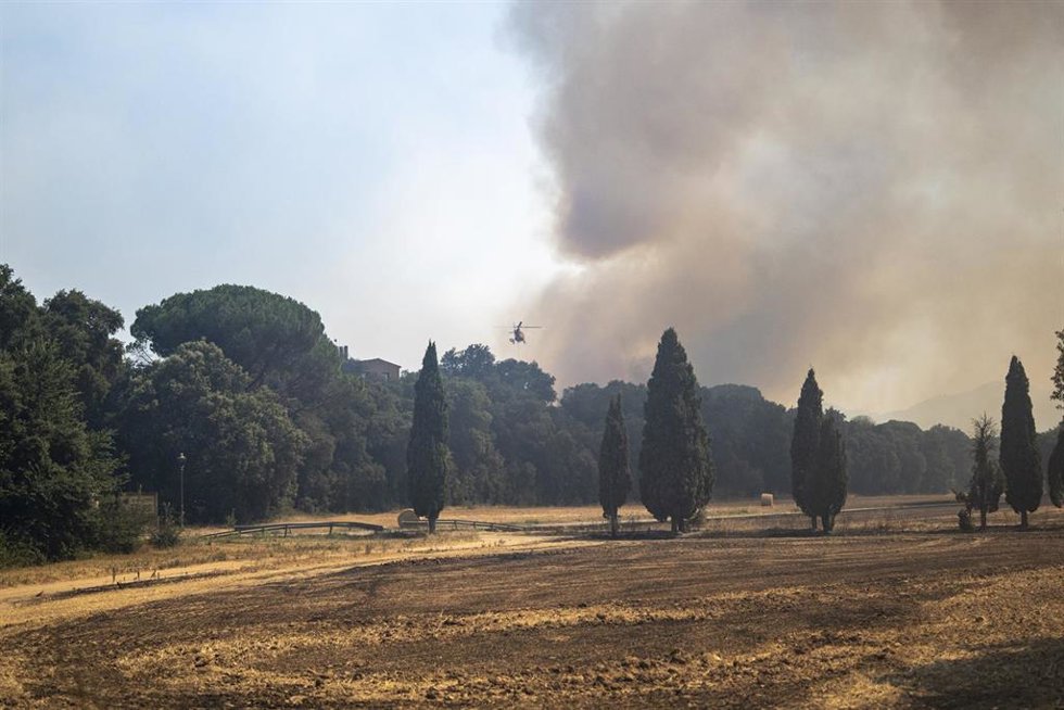Vista del incendio de La Bisbal d'Empordà, a 4 de julio de 2026, en Cruïlles-Sant Sadurní de l'Heura, Girona, Cataluña (España). 