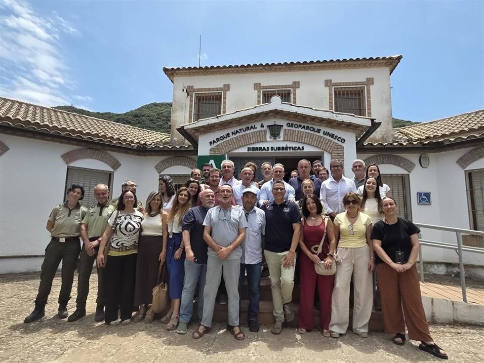 Foto de familia de la Junta Rectora del Parque Natural y Geoparque Mundial de la Unesco Sierras Subbéticas, ante el Centro de Visitantes Santa Rita, en Cabra (Córdoba).