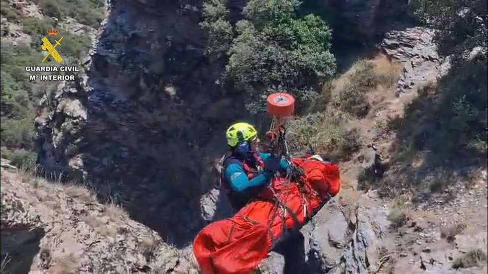 La intervención de rescate de la Guardia Civil de una mujer accidentada en el barranco del Tajo Cortés (Granada) el domingo 6.