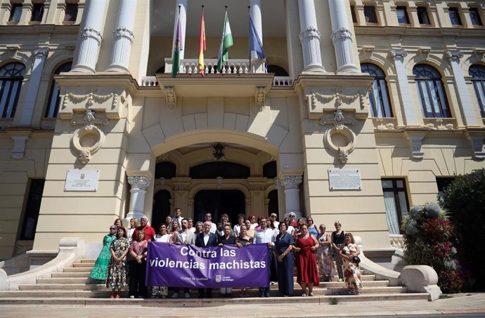 El alcalde de Málaga, Francisco de la Torre, junto a la Corporación Municipal de mantiene tres minutos de silencio en memoria de las dos últimas víctimas de la violencia machista, una mujer en Málaga y otra mujer en Alicante. 