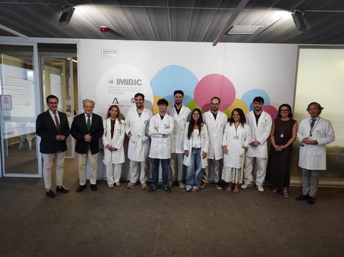 El presidente de la Diputación de Córdoba, Salvador Fuentes (segundo por la izda.), en su visita al Imibic.