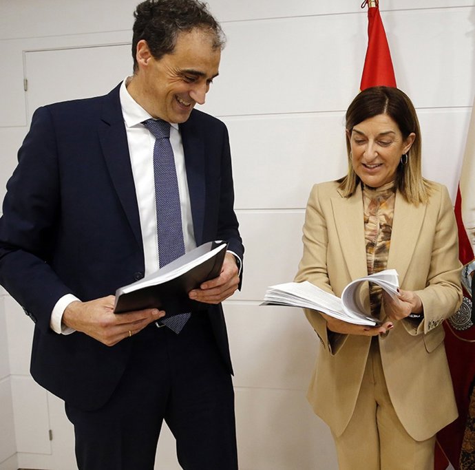 Archivo - Imangen de archivo de una reunion entre la presidenta de Cantabria, María José Sáenz de Buruaga, y el alcalde de Alfoz de Lloredo, Enrique Bretones