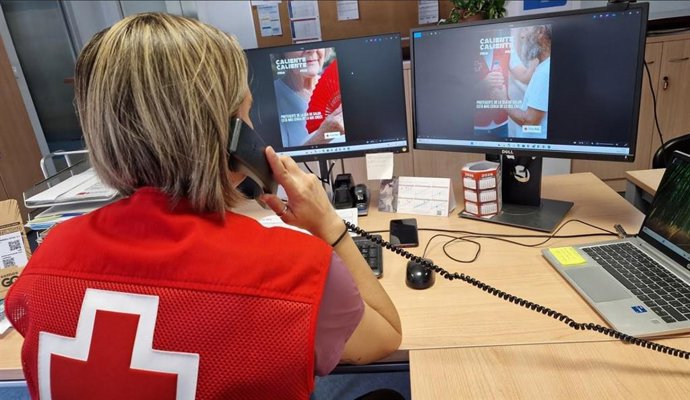 Cruz Roja ofrece seguimiento telefónico a más de 800 mayores de Valladolid para afrontar las altas temperaturas.