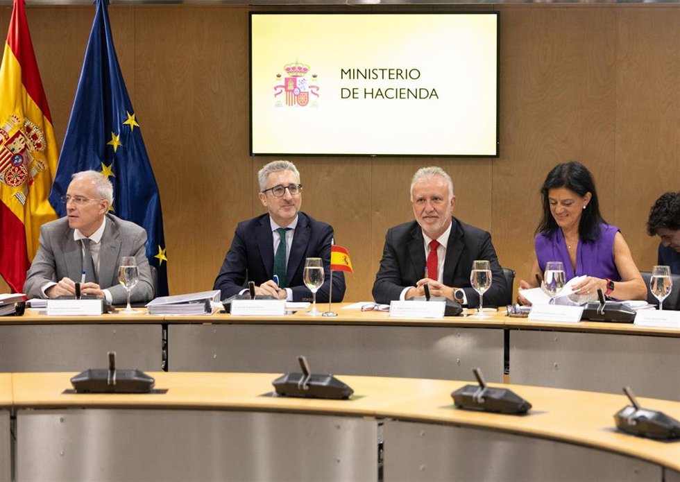 El ministro de Hacienda, Arcadi España (c-i), y el ministro de Política Territorial y Memoria Democrática, Ángel Víctor Torres (c-d), durante una reunión del Consejo de Política Fiscal y Financiera (CPFF) en el Ministerio de Hacienda, a 6 de julio de 2026