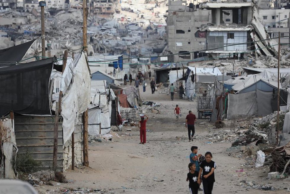 Fotografía de archivo de una calle en la ciudad de Gaza, en el norte de la Franja de Gaza, con tiendas de campaña usadas por desplazados por la ofensiva del Ejército de Israel contra el enclave palestino (archivo)