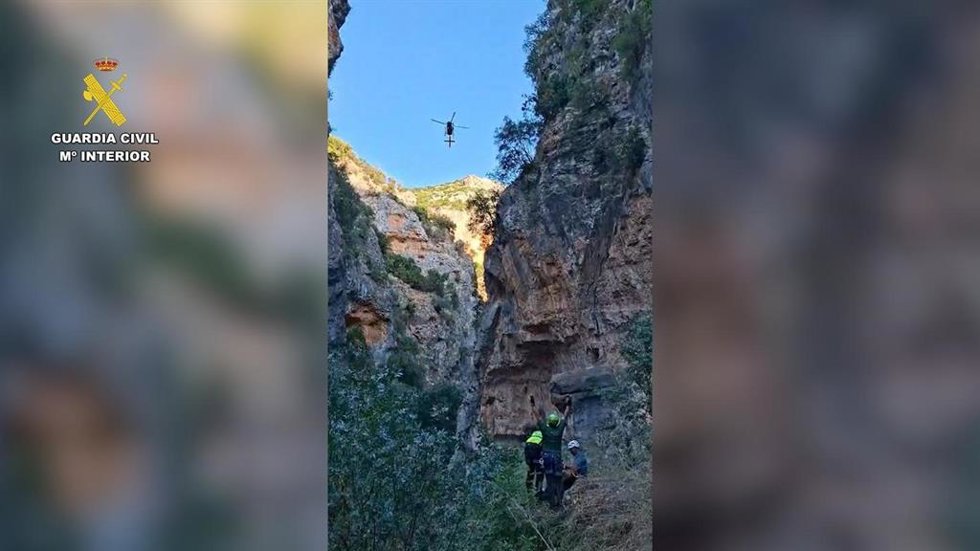 Agentes de la Guardia Civil en el rescate a un senderista herido en el barranco de Garganta Verde en Zahara.