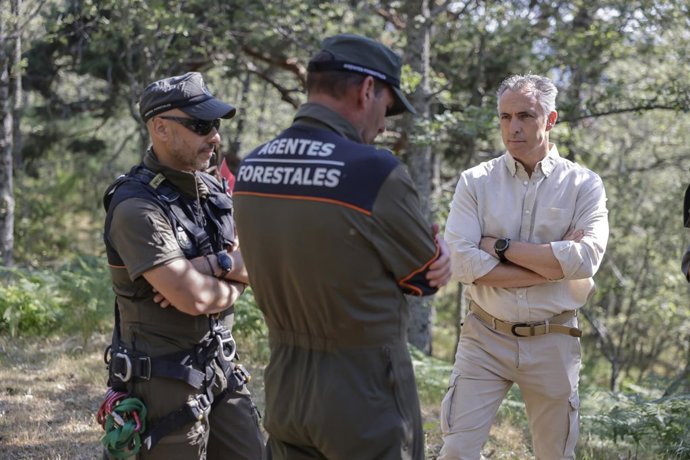 El consejero de Medio Ambiente, Agricultura e Interior de la Comunidad de Madrid, Carlos Novillo, junto a Agentes Forestales