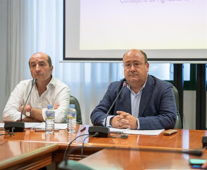 El consejero de Agricultura, Ganadería y Medio Natural de la Junta de Extremadura, Juan José García, en rueda de prensa