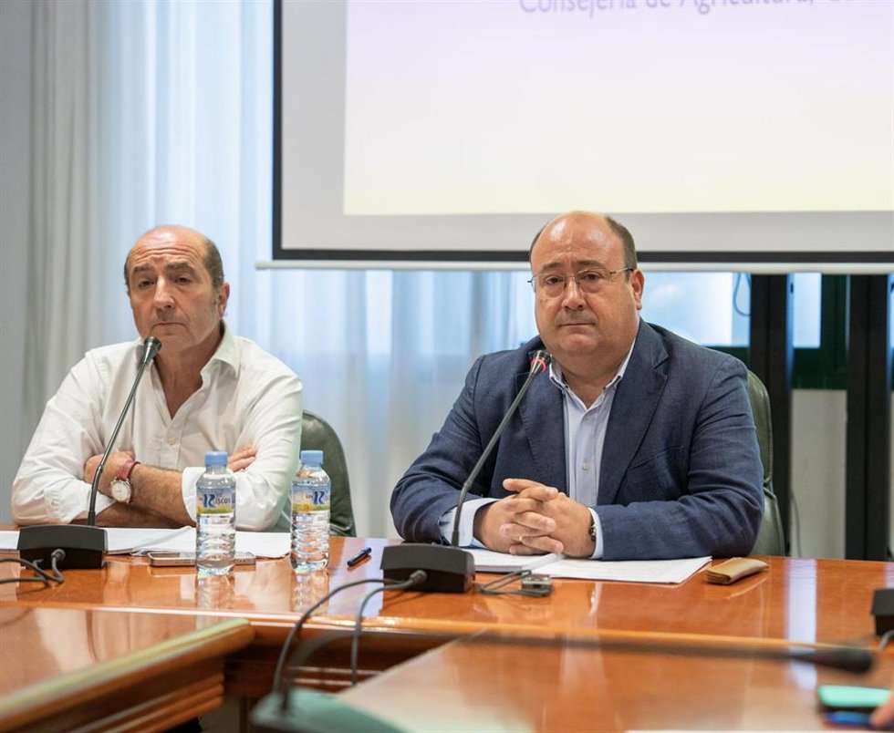 El consejero de Agricultura, Ganadería y Medio Natural de la Junta de Extremadura, Juan José García, en rueda de prensa