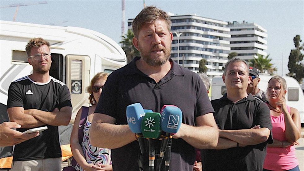 El portavoz de Con Málaga, Nico Sguiglia, en el asentamiento de caravanas de Sacaba.
