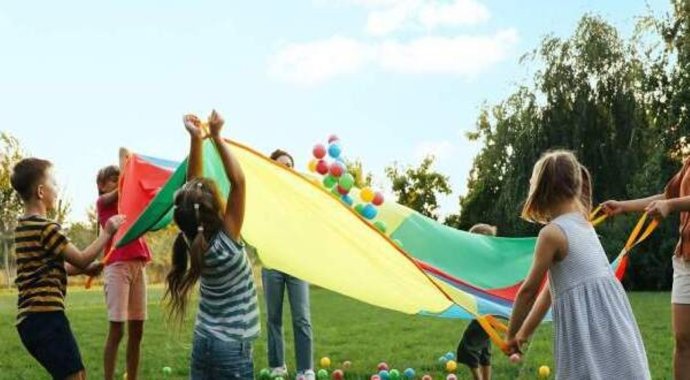 Nens en una activitat fora l'escola