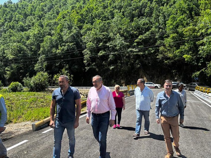 El área de Infraestructuras de la Diputación de León ha recibido las obras de construcción del nuevo puente sobre el río Tejeira y la reparación de la plataforma en la carretera LE-5225.