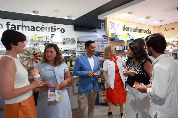 El diputado provincial de Servicios Públicos Supramunicipales, Gonzalo Domínguez, y la vicepresidenta del Colegio Oficial de Farmacéuticos, Macarena Pérez, visitan una farmacia en Lebrija para presentar una campaña de prevención de mosquitos