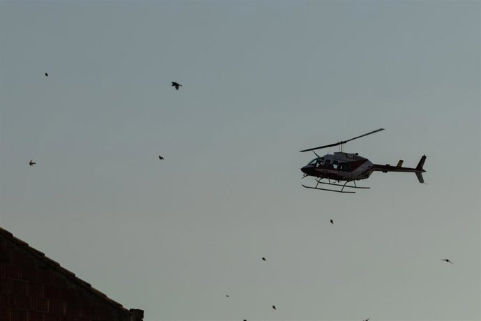 Un helicóptero trabaja en el incendio de Soneja, a 5 de julio de 2026
