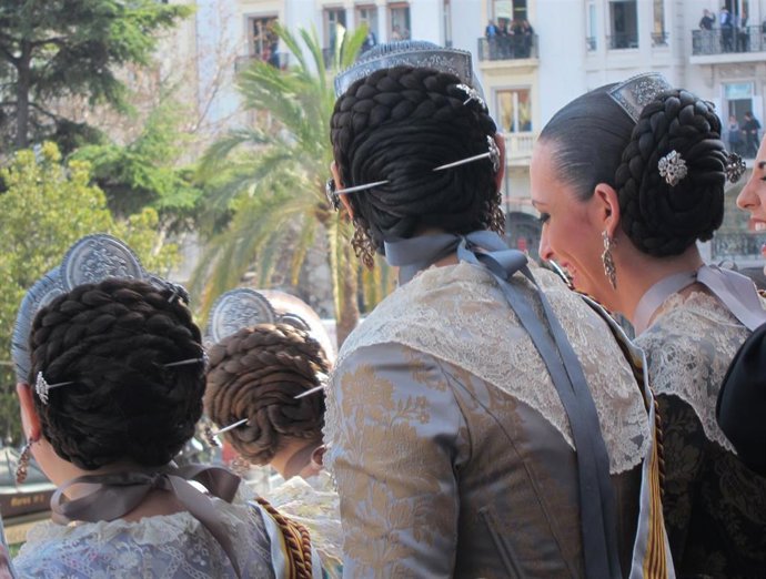 Archivo - Imagen de archivo de falleras de una corte de honor viendo una 'mascletà' en el balcón del Ayuntamiento de València.     