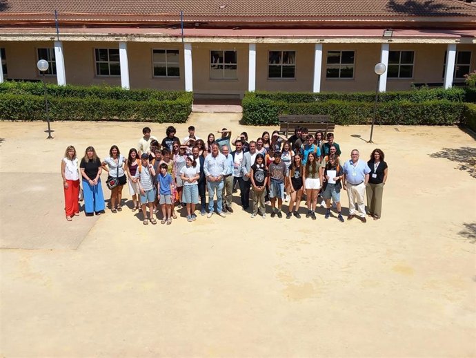 Docentes y alumnos de la XIX edición de la Escuela de Jóvenes Escritoras y Escritores