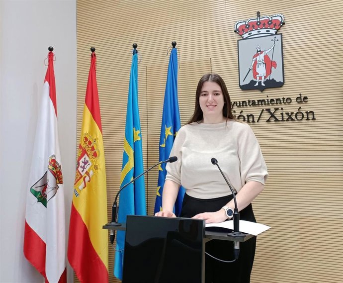 Archivo - La portavoz de Podemos en el Ayuntamiento de Gijón, Olaya Suárez, en una rueda de prensa en el Consistorio gijonés.