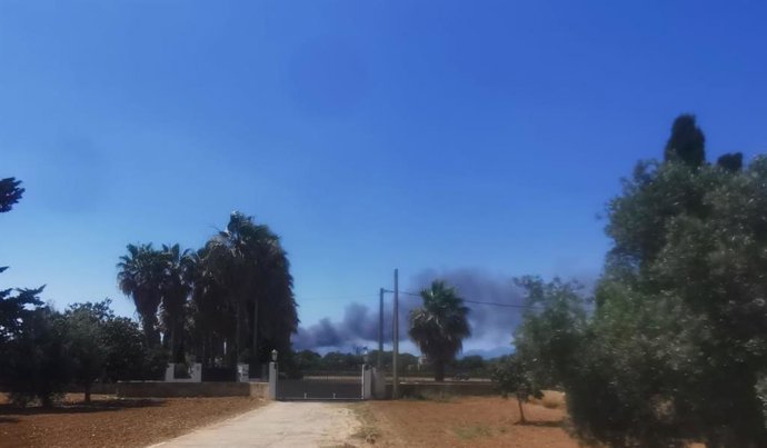 Columna de fuego visible desde la distancia.