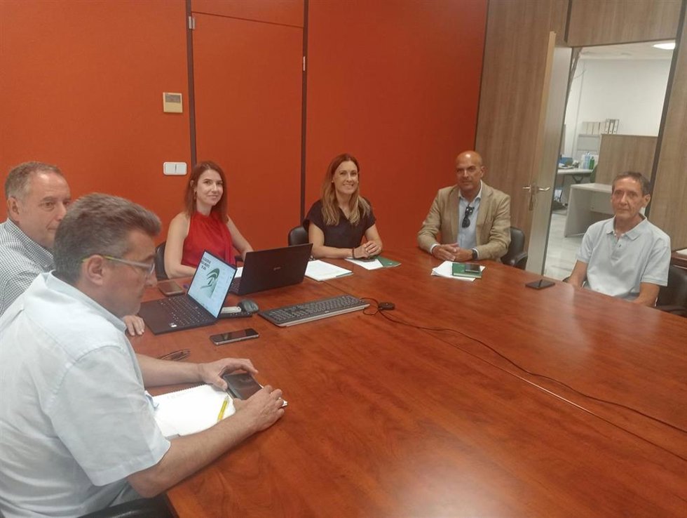 José María Cano y María José Lara (2 y 3d) en la reunión.