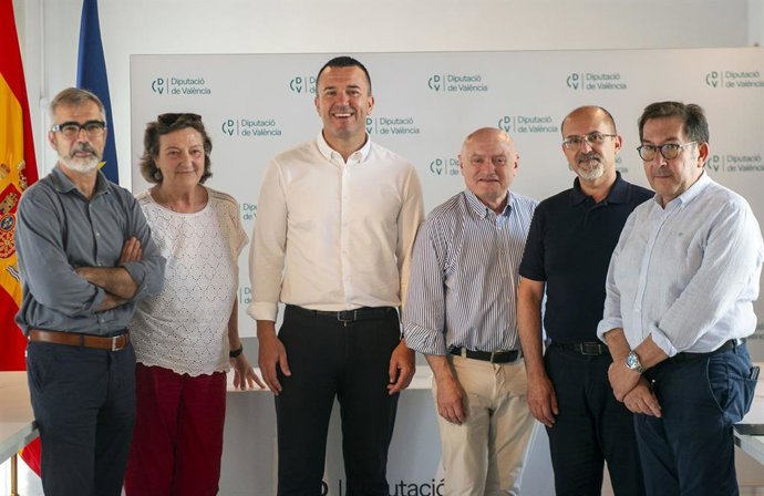 El presidente de la Diputació de València, Vicent Mompó, ha mantenido una reunión con responsables de los centros culturales dependientes de la corporación provincial para coordinar las líneas de trabajo en materia cultural