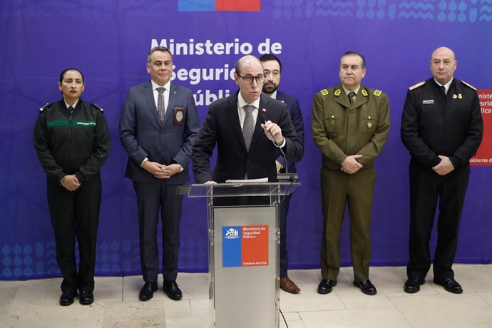 Santiago, 6 de julio de 2026.  El Ministro de Seguridad Martin Arrau entrega informe semanal tras el Comite Policial, junto a autoridades policiales   Diego Martin/Aton Chile