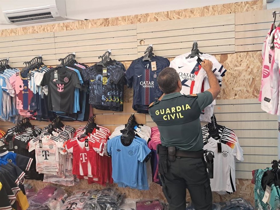 Intervenidos más de 14.600 artículos falsificados valorados en 1,7 millones en Cala Ratjada y Sa Coma.