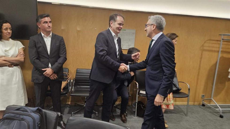 El consejero de Hacienda, Interior y Administración Pública, Roberto Bermúdez de Castro, saluda al ministro de Hacienda, Arcadi España, en la reunión del Consejo de Política Fiscal y Financiera (CPFF) celebrada en Madrid.