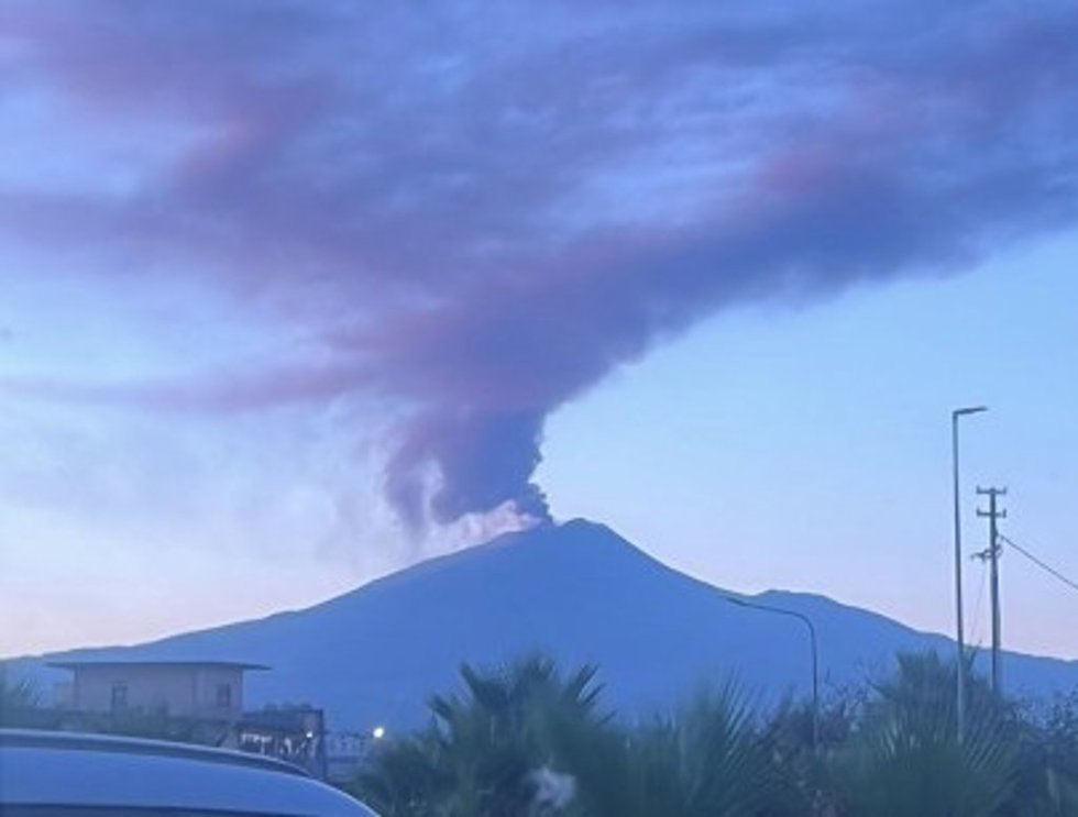 Imagen de la erupción del Etna, desde Catania.