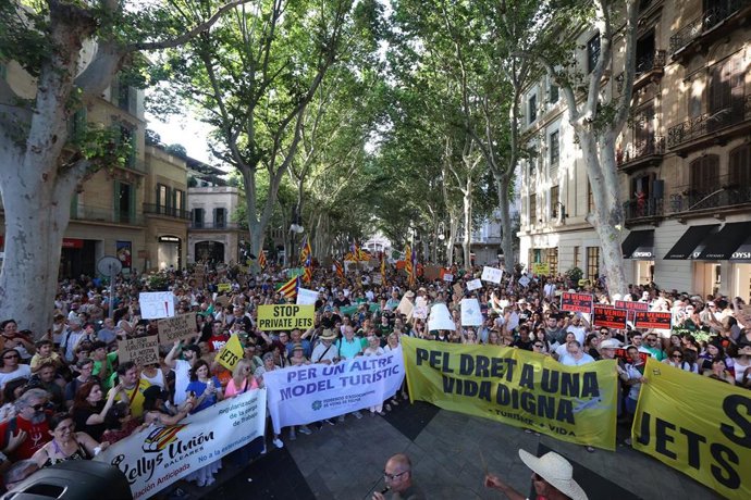 Archivo - Varias personas durante una manifestación por la vivienda.