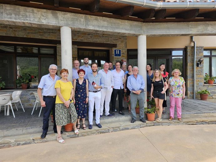 El presidente de la DPH, Isaac Claver, en agosto de 2024, reunido con empresarios de la zona de Rodellar afectados por la falta de cobertura.