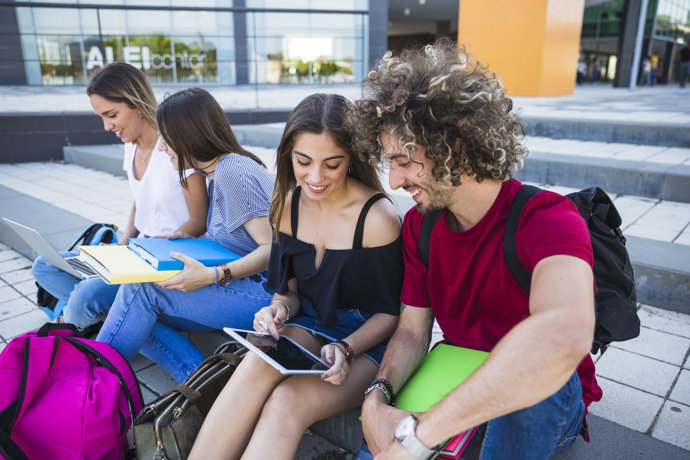 Estudiantes con una tableta