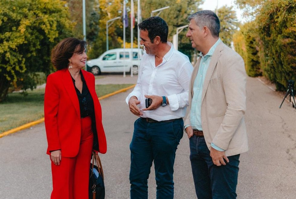 Archivo - Francisco Acosta (dcha.), en una visita a Palma del Río, en una imagen de archvio.