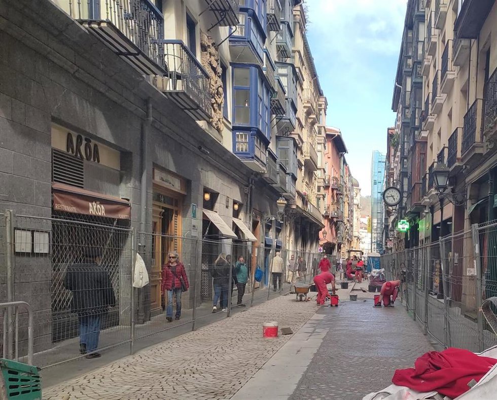 Archivo - Trabajadores de la construcción en Bilbao