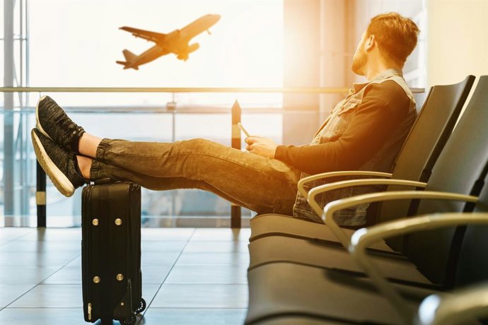 Viajero en aeropuerto mirando un avión