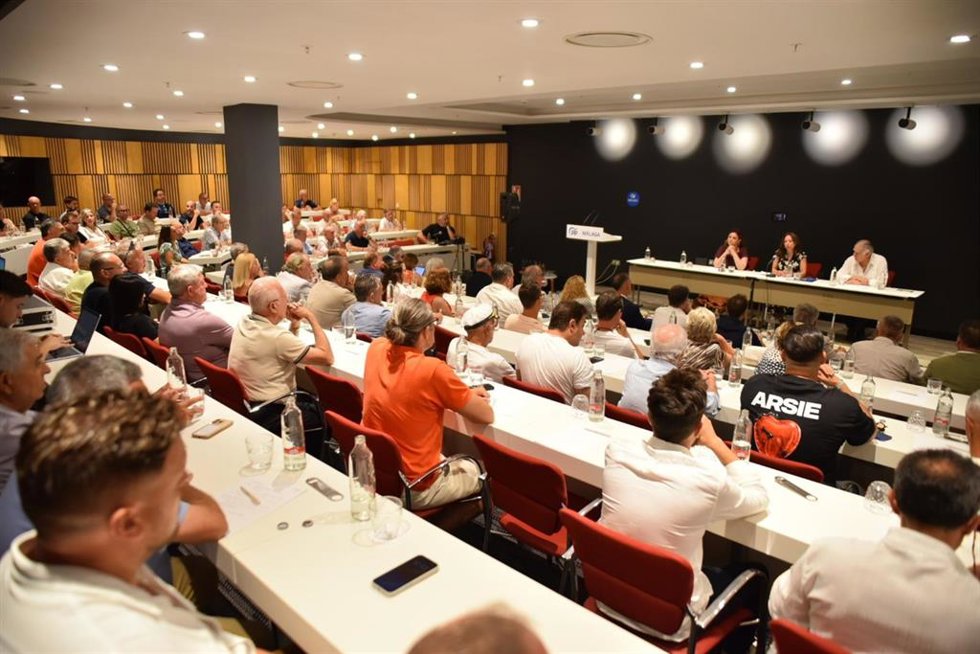 La presidenta del PP de Málaga, Patricia Navarro, en una reunión con empresarios de playa, junto a la presidenta del Consejo de Alcaldes del PP de Málaga y alcaldesa de Torremolinos, Margarita del Cid.