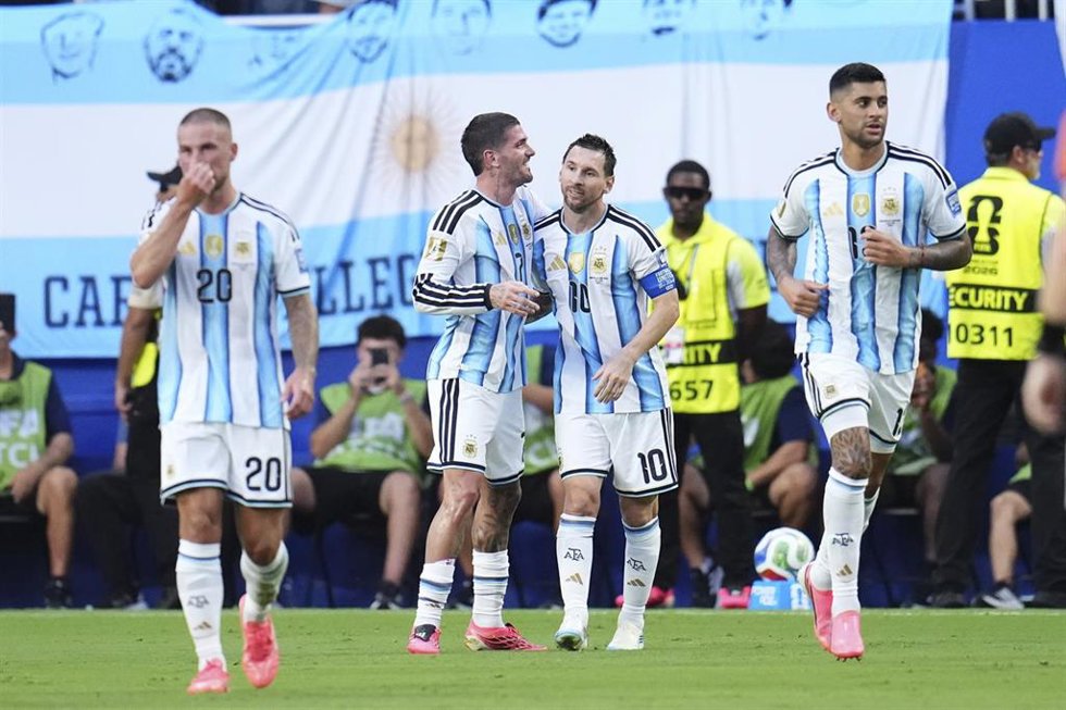 Leo Messi (10) celebra un gol con la selección de Argentina ante Cabo Verde en el Mundial 2026.