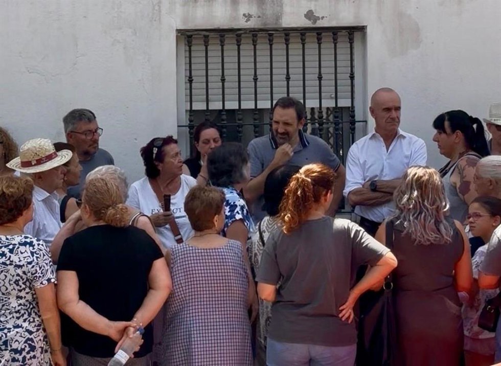 Muñoz apoya a los vecinos de Torreblanca en una concentración de protesta por los continuos cortes de luz en el barrio en plena ola de calor