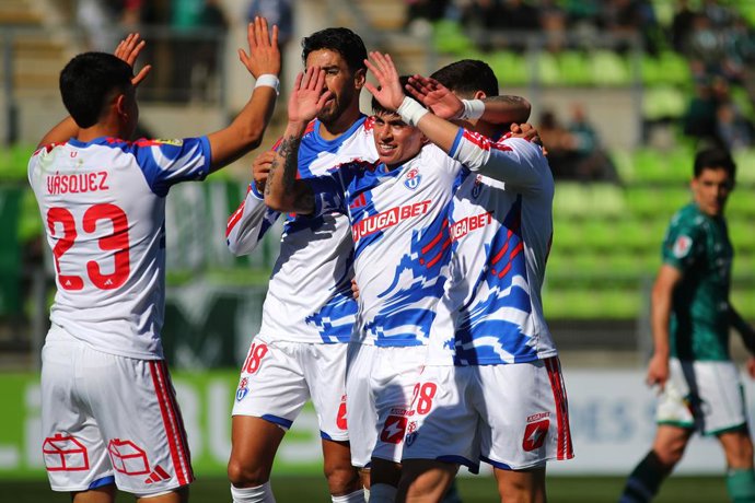 Futbol, Santiago Wanderers vs Universidad de Chile  Fecha 5, Copa Chile 2026  El jugador de Universidad de Chile Maximiliano Guerrero celebra con sus companeros tras marcar un gol contra de Santiago Wanderers durante el partido de Copa Chile, disputado