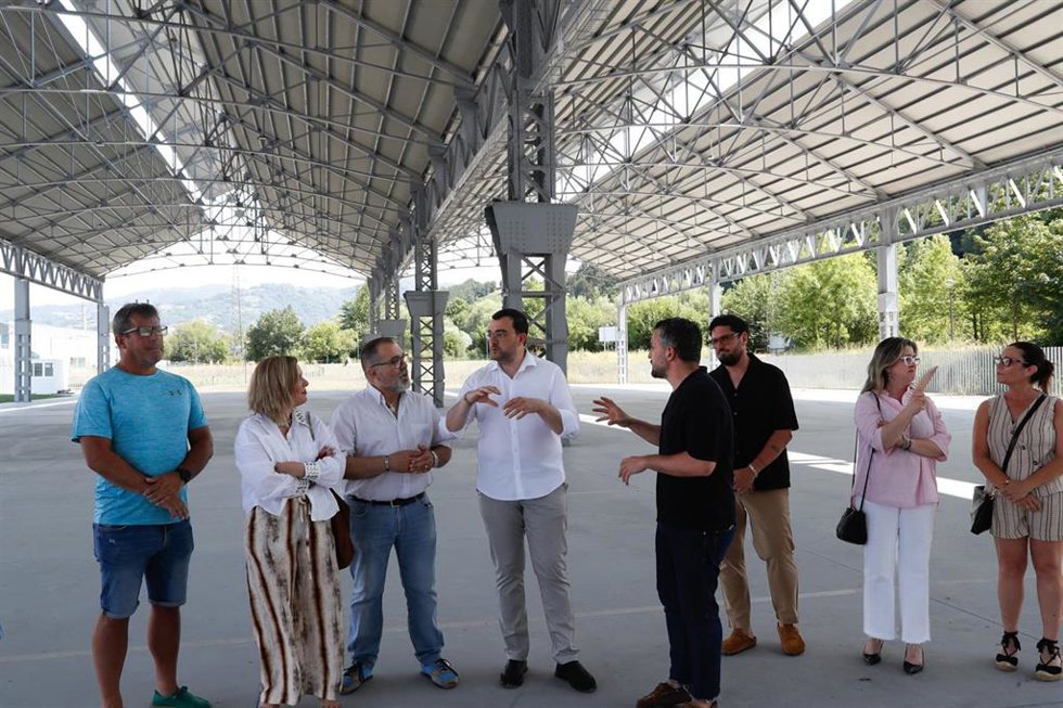 Visita del presidente del Principado de Asturias, Adrián Barbón,  al espacio Talleres El Conde.