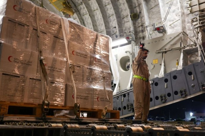 Carga humanitária do Catar chega ao aeroporto de La Guaira.