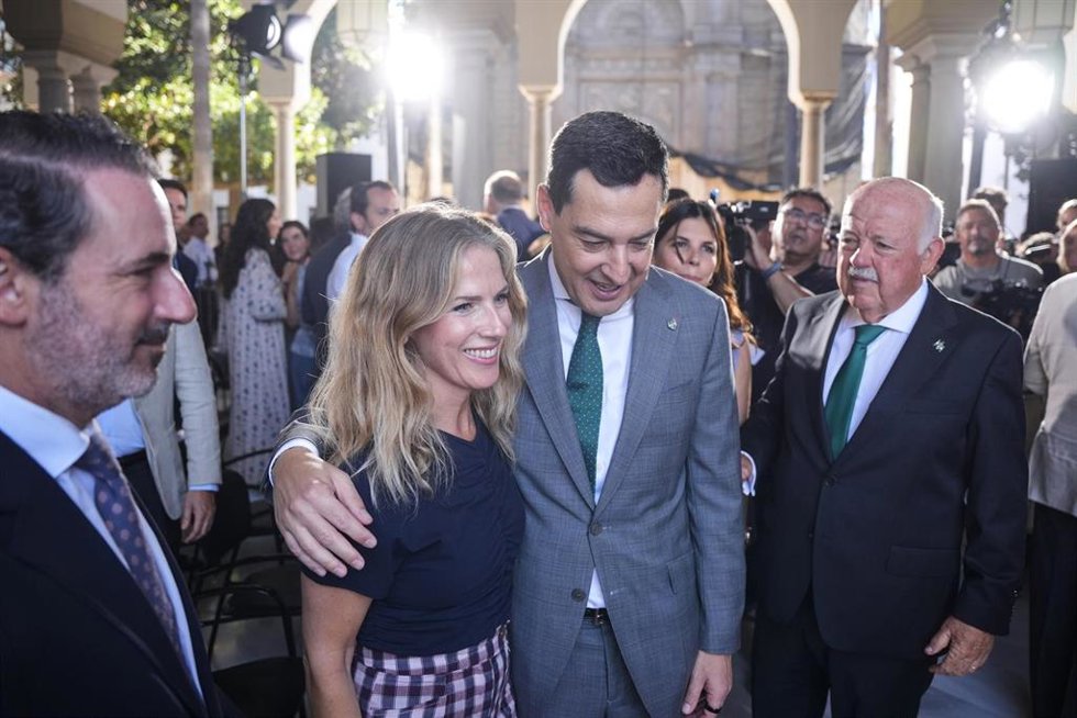 El presidente de la Junta de Andalucía, Juanma Moreno, junto a la vicepresidenta primera del Parlamento andaluz, la popular Ana Mestre, durante el acto conmemorativo del nacimiento del Padre de la Patria Andaluza, Blas Infante.