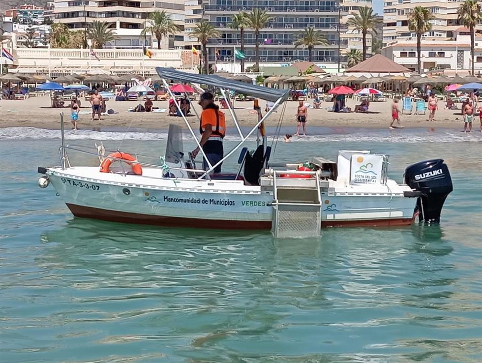 Barco de limpieza en una de las aguas litorales de un municipio de la Costa del Sol Occidental.