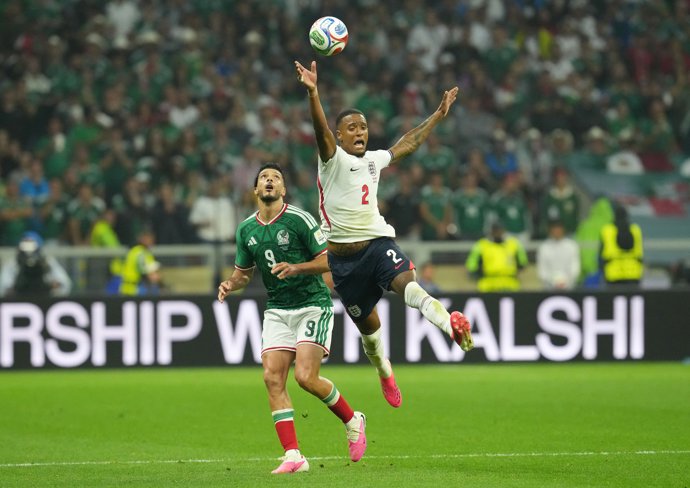 06 July 2026, Mexico, Mexico City: England's Ezri Konsa (R) and Mexico's Raúl Jiménez battle for possession during the 2026 FIFA World Cup Round of 16 knockout match between England and Mexico at Mexico City Stadium. Photo: Nick Potts/PA Wire/dpa